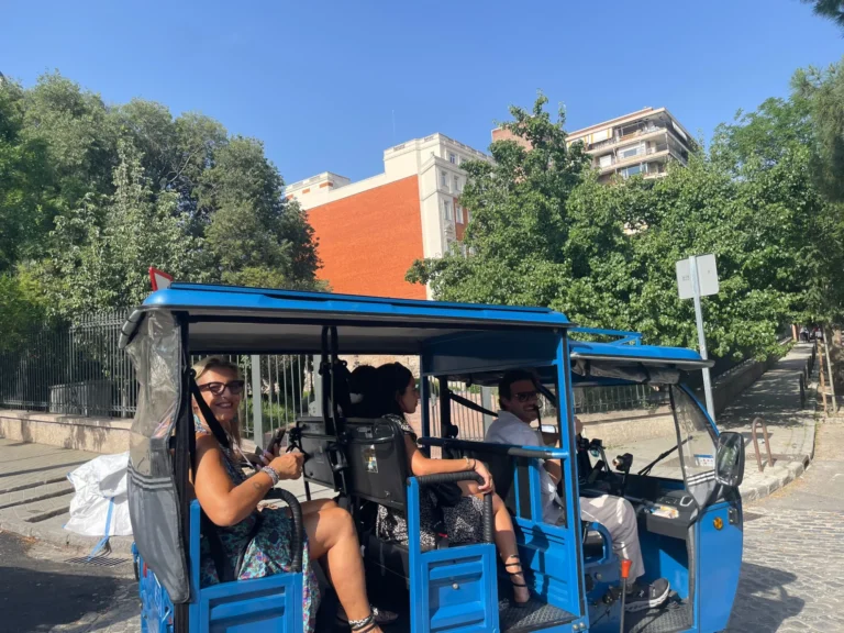 tuk cerca risas